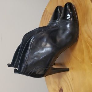 Via Spiga size 7 1/2 cap toe patent leather black booties